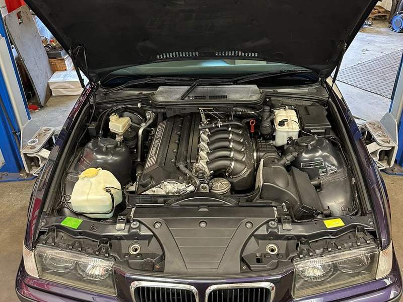 E36, bonnet up