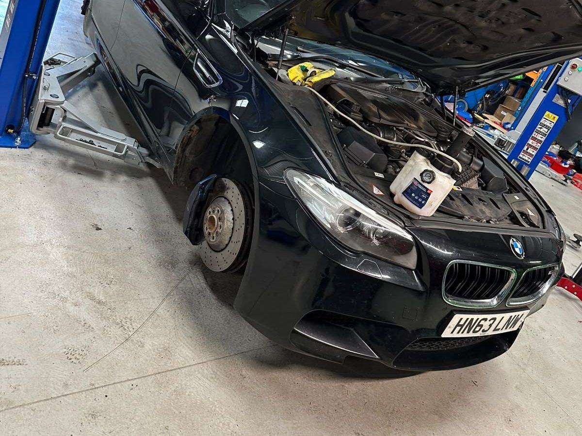 BMW M5 (F10) in the RDM workshop, bonnet up